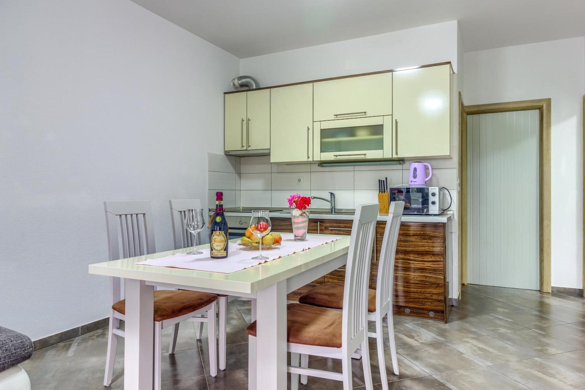 Apartmani Mato Pirovac Eksteriør billede